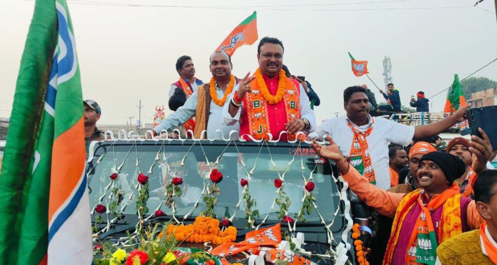 विधायक अमित कुमार यादव ने कार्यकर्ताओं संग निकाली विजयी जुलूस