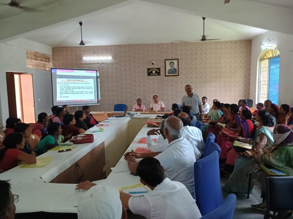 बरकट्ठा में बीएलओ और सुपरवाइजरों को मिला निर्वाचन प्रशिक्षण