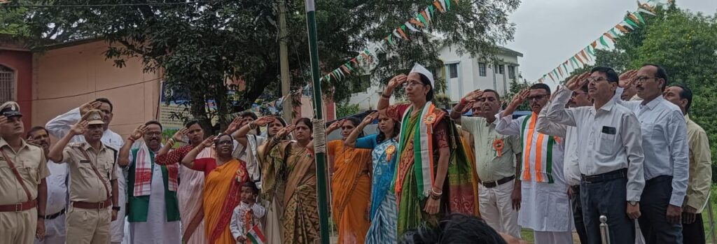 बरकट्ठा में शान से फहराया गया तिरंगा, देशभक्ति गीतों से गूंज वातावरण
