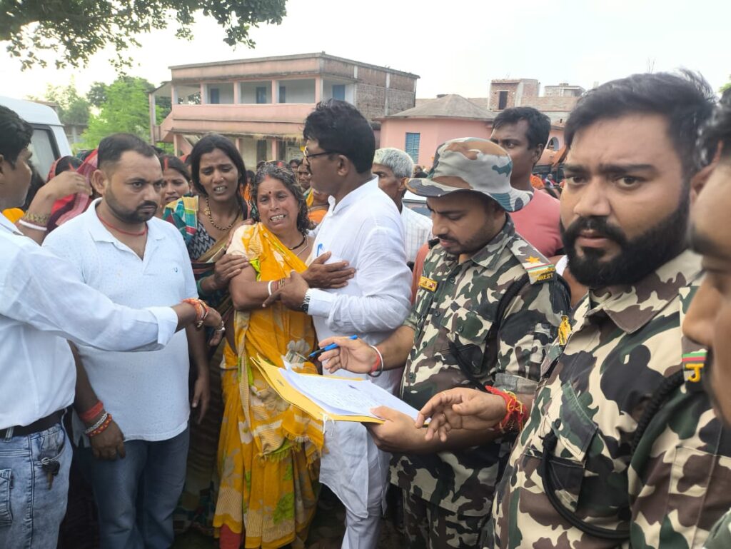 फुटका उठाने गया युवक को हाथियों ने एक को कुचला, मौत
